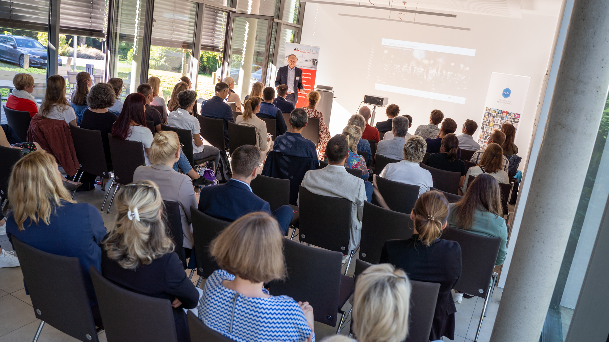 Teilnehmende bei einem Vortrag von Hummel Consulting & Invest